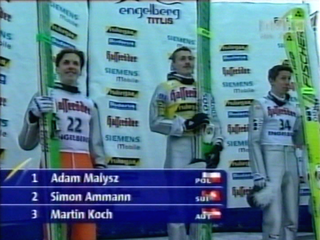 Podium niedzielnego konkursu w Engelbergu (TVP)